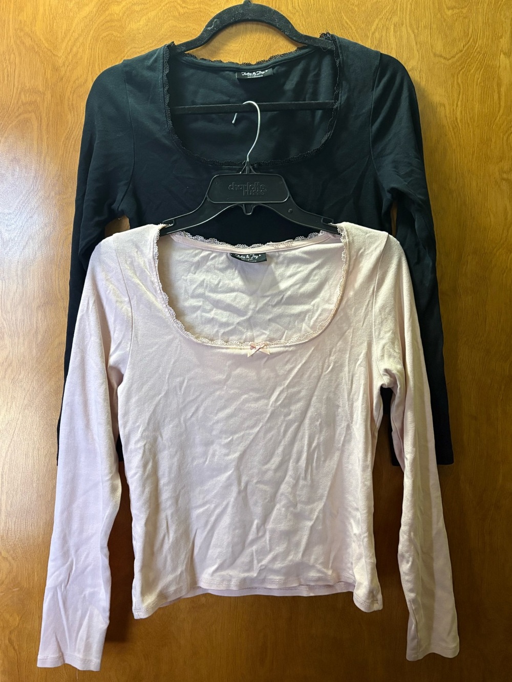 Long Sleeve Scoop Neck Tops — Black & Light Pink